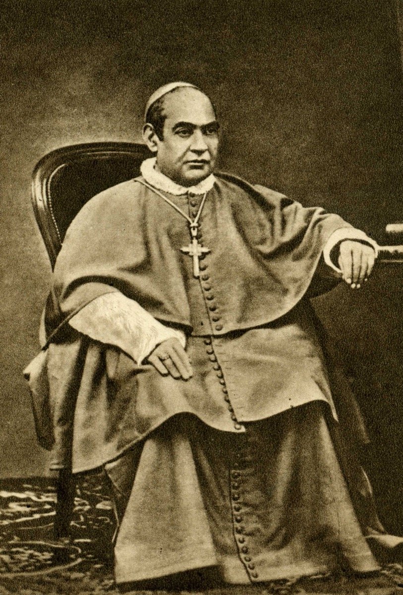 Retrato fotográfico de Santo Antônio Maria Claret, por volta de 1860, sentado, com solidéu, mozeta, rocheto e cruz peitoral de arcebispo